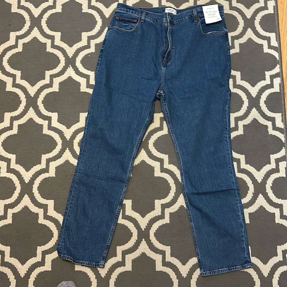 NWT Abercrombie 90’s Slim Straight Ultra High Rise Jean
Size 35 / 20